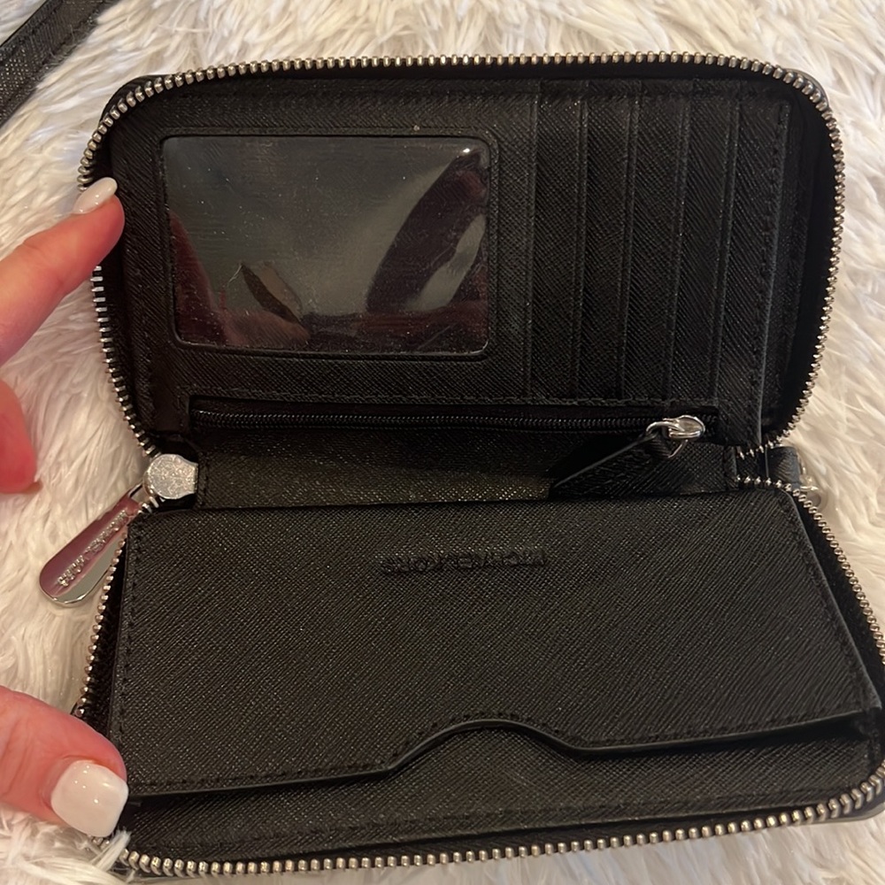 Super cute Michael Kors crossbody w/ matching wallet. wallet can be a wristlet - Picture 4 of 4